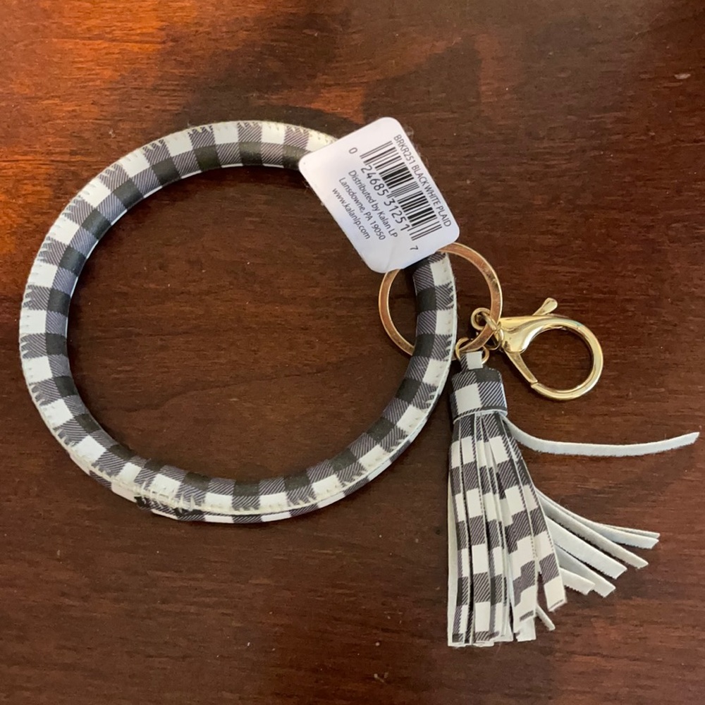 Black and white key ring bengel